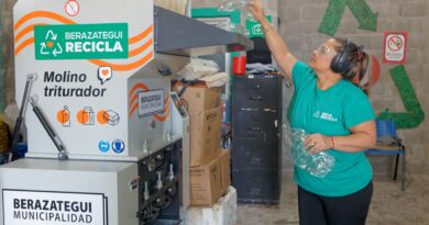 Desde su puesta en marcha en 2016, el Programa Municipal Berazategui Recicla permitió reutilizar más de 7 millones de kilos de residuos en todo el distrito. Solo durante 2025, a través de esta iniciativa impulsada por el Dr. Juan José Mussi, se recuperaron 1.230.958 kilos. En la actualidad, el Programa continúa fortaleciéndose en el marco de la gestión del intendente Carlos Balor, con una activa participación de los vecinos y vecinas. Berazategui Recicla es llevado adelante por la Secretaría de Organizaciones No Gubernamentales (ONG) de la Municipalidad y tiene como objetivo disminuir el volumen de residuos enviados al CEAMSE, lo que genera un importante ahorro en costos de traslado y tratamiento, además de promover beneficios ambientales. Los materiales reciclados incluyen: botellas PET, papel, cartón, vidrios; pilas y baterías; plástico soplado; nylon; aluminio; hierros y chapas; chatarra electrónica y aceite vegetal usado (AVU). El Programa cuenta con una red de Ecopuntos, además de Centros de Acopio y Selección, ubicados estratégicamente en Berazategui. Allí llevan el material los recicladores urbanos y la comunidad local. Gran parte de lo que recolectan es reutilizado por empresas locales para la fabricación de distintos productos, como escobillones y cepillos, papel higiénico, servilletas y cartón, generando trabajo e ingresos para quienes participan de la cadena de reciclado. Carina, una de las encargadas del Ecopunto de Berazategui Centro, comentó: “Acá reciclamos distintos materiales con procesos específicos. Una vez triturado, se destina a la fabricación de cortinas, escobillones y otros materiales”. Para conocer más, se puede ingresar en berazategui.gob.ar/recicla.