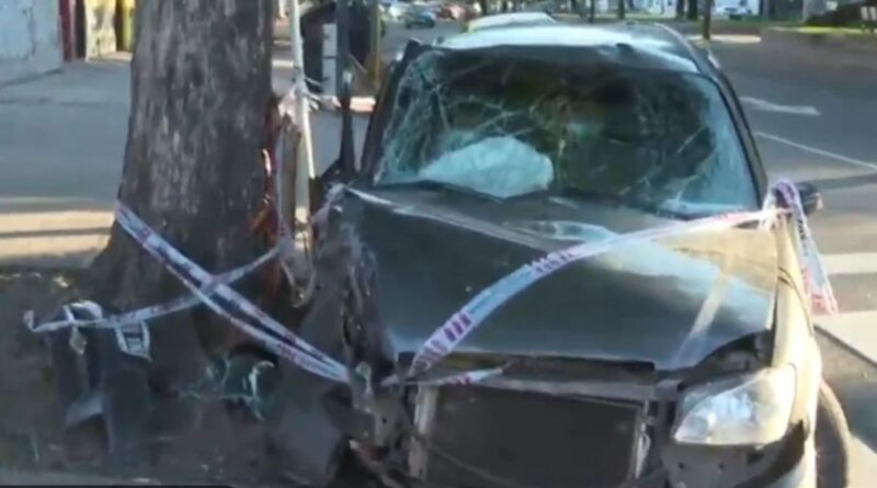 Le robó el auto a la tía y chocó contra un árbol: dos heridos