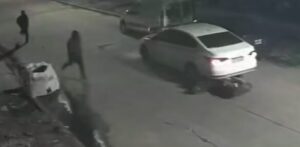 Quilmes: Se resistió al robo de su auto, aplastó la moto de dos motochorros y escapó