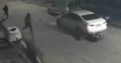 Quilmes: Se resistió al robo de su auto, aplastó la moto de dos motochorros y escapó