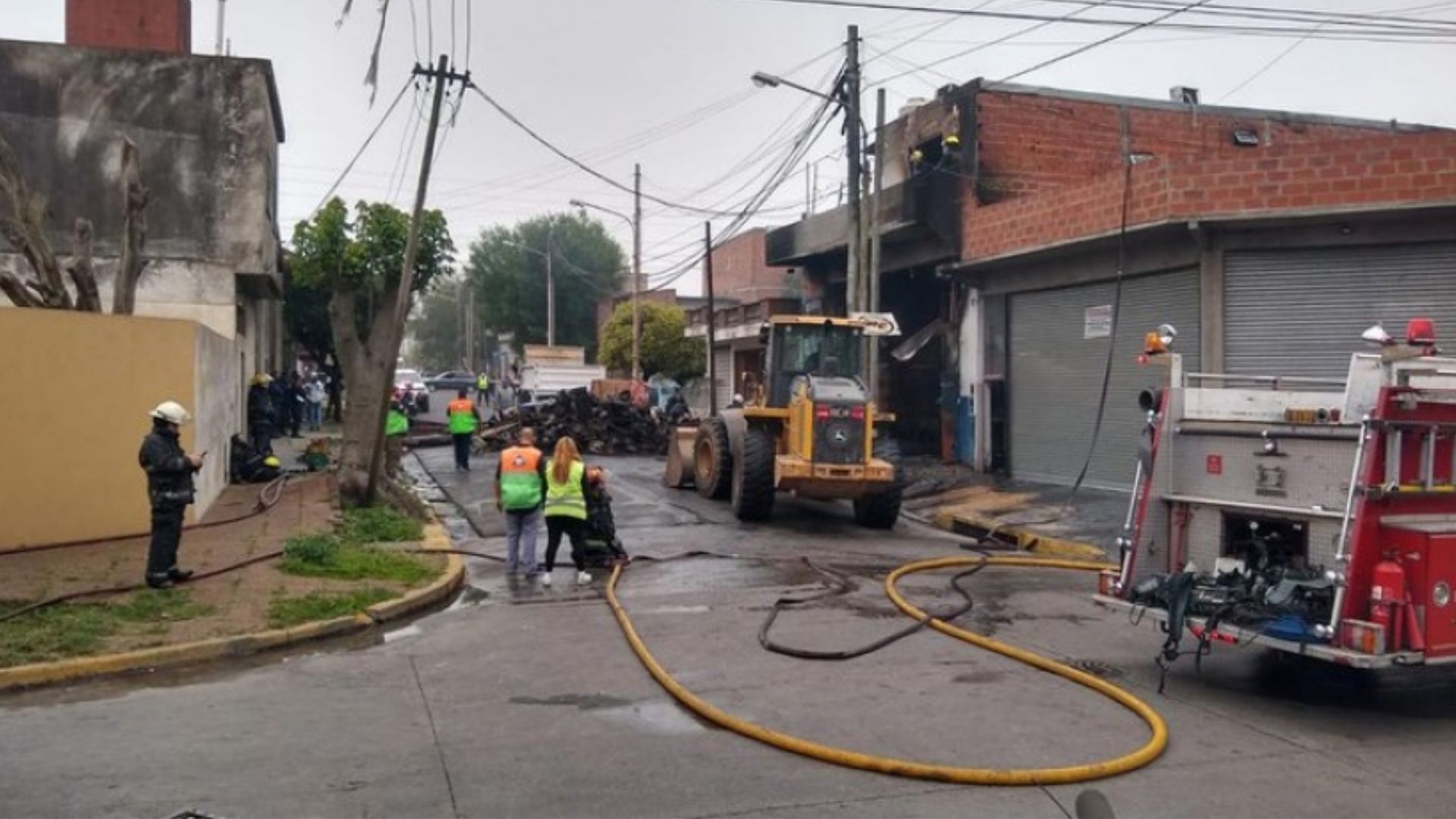 Un matrimonio y su hijo de 10 años mueren al incendiarse una gomería