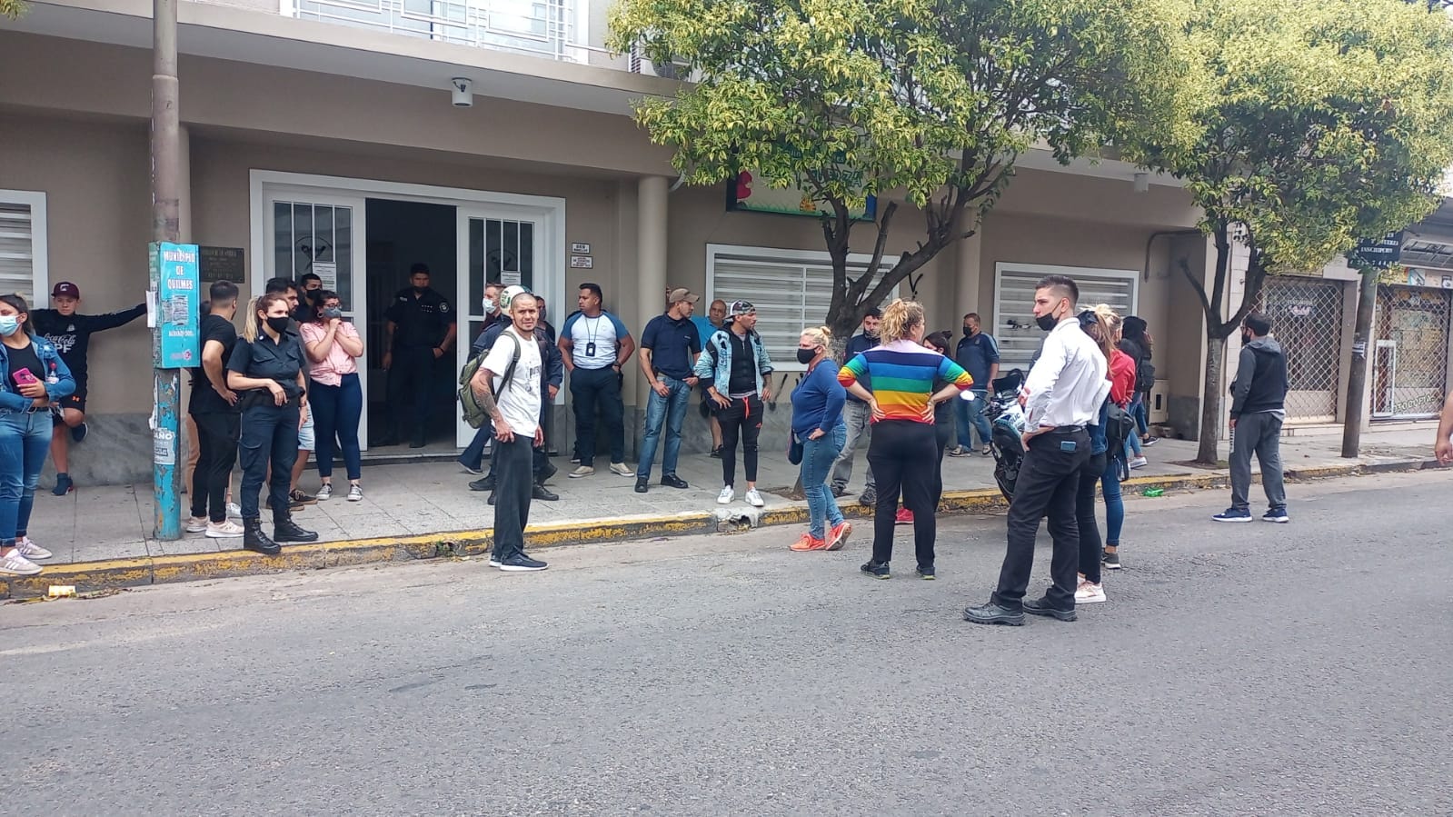 Familias se dieron cita frente al Jardín Luz y Fuerza (Foto: Cristian Sábado)