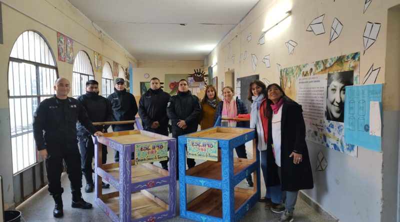 Presos de una cárcel de Florencio Varela elaboraron bibliotecas móviles para una escuela