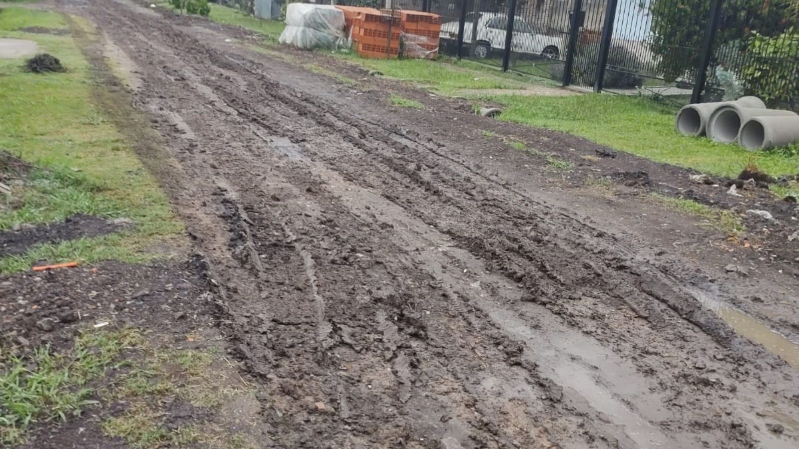 Vecinos de El Pato reclaman por el arreglo de una calle de tierra