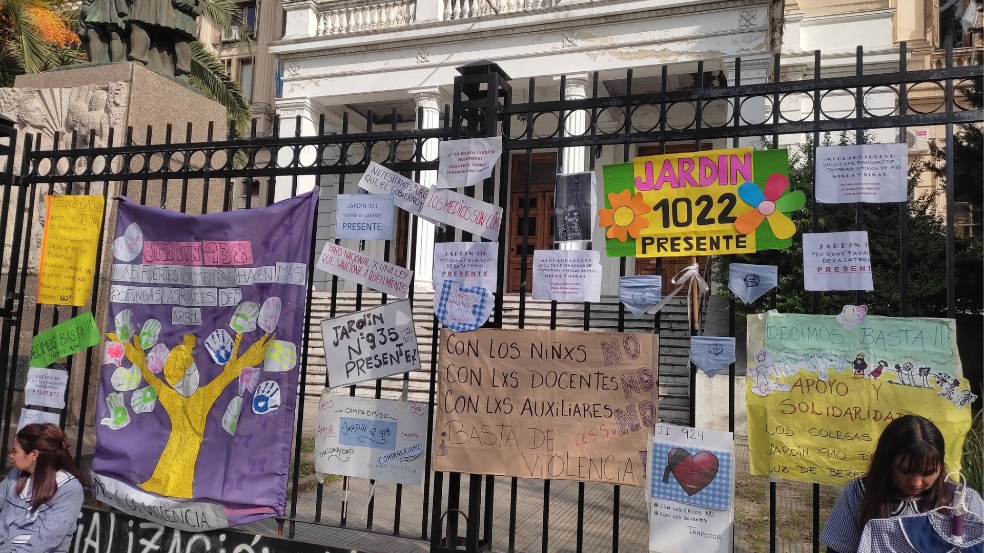 "Con los niños no, con los docentes tampoco": Jardines de Infantes de Berazategui reclamaron en La Plata (Foto: EEP)