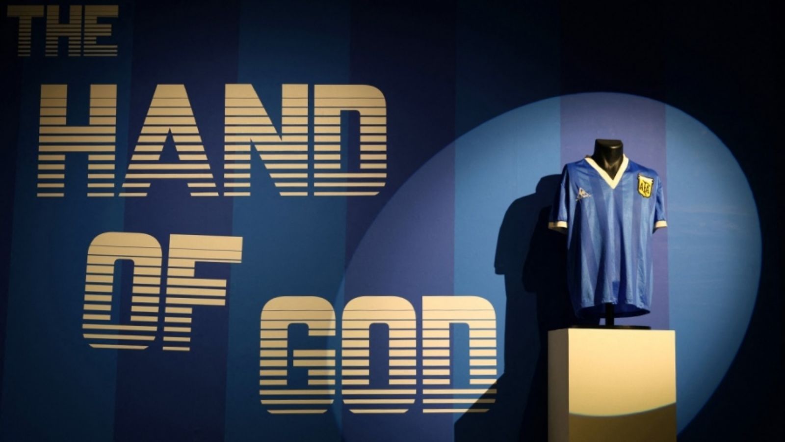 La camiseta de Maradona se vendió en una cifra récord para el deporte