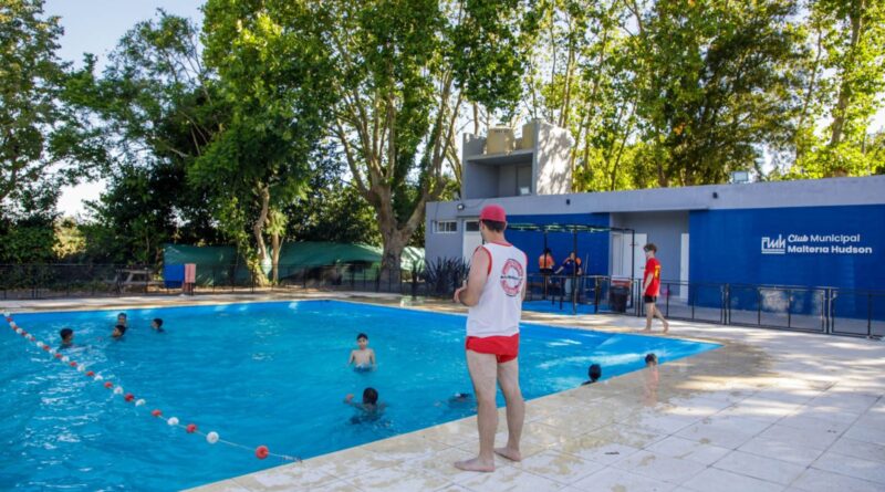 Verano a pleno en la pileta del Club Maltería Hudson