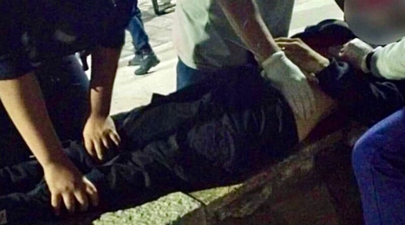 Mataron a un adolescente de una puñalada mientras otros grababan la pelea