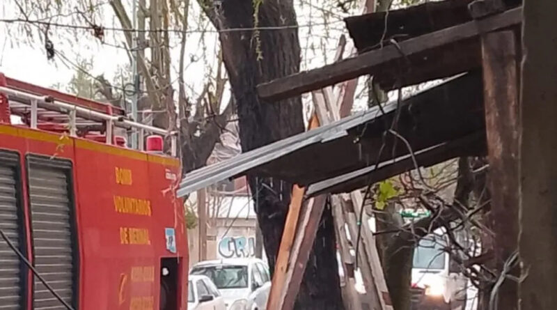 Los Bomberos de Bernal rescataron a cinco menores atrapados en el incendio de una vivienda