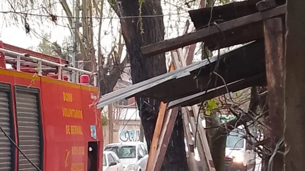 Los Bomberos de Bernal rescataron a cinco menores atrapados en el incendio de una vivienda