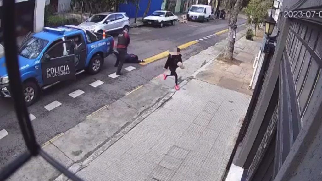 Policías de la Ciudad evitaron un femicidio: el tremendo momento en que balean al agresor