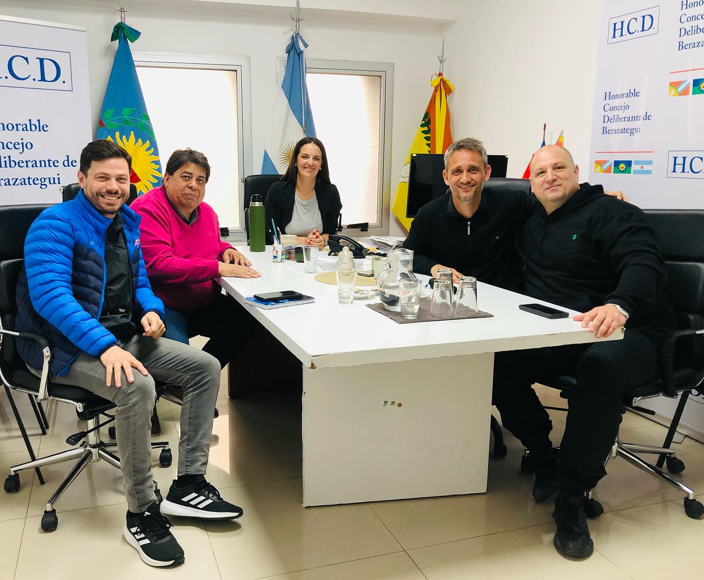 Ariel Ansaldo, junto a concejales y funcionarios del municipio
