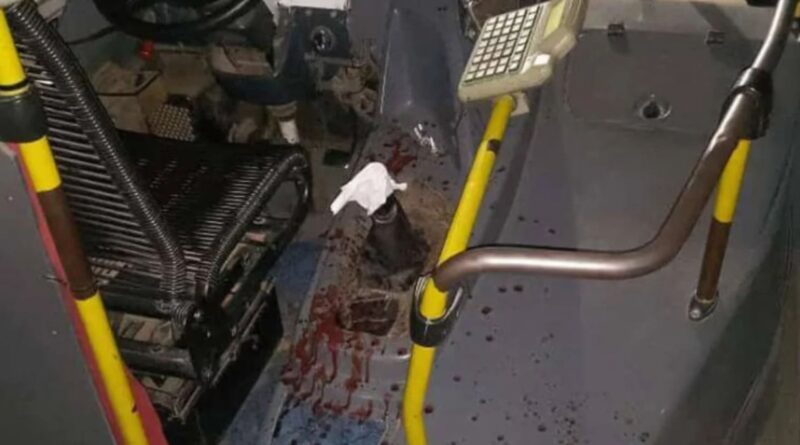 Horror en el Conurbano: le cortaron los dedos a un colectivero con un machete para robarle