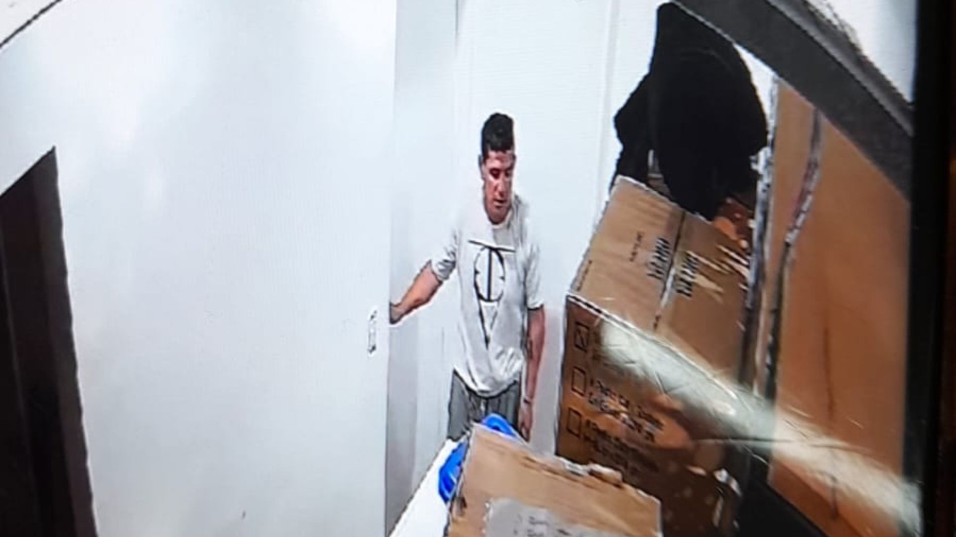 Buscan a un hombre acusado de robar y abusar sexualmente a una mujer en una panadería de Palermo