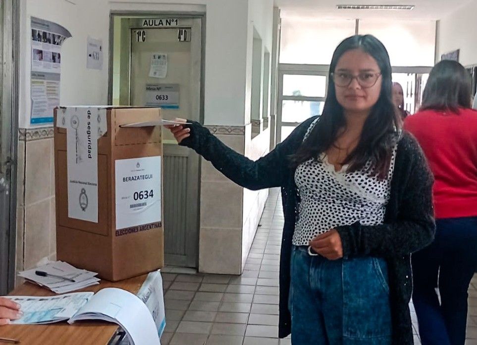 Votó Leila López, candidata a intendenta de Berazategui por el Frente de Izquierda