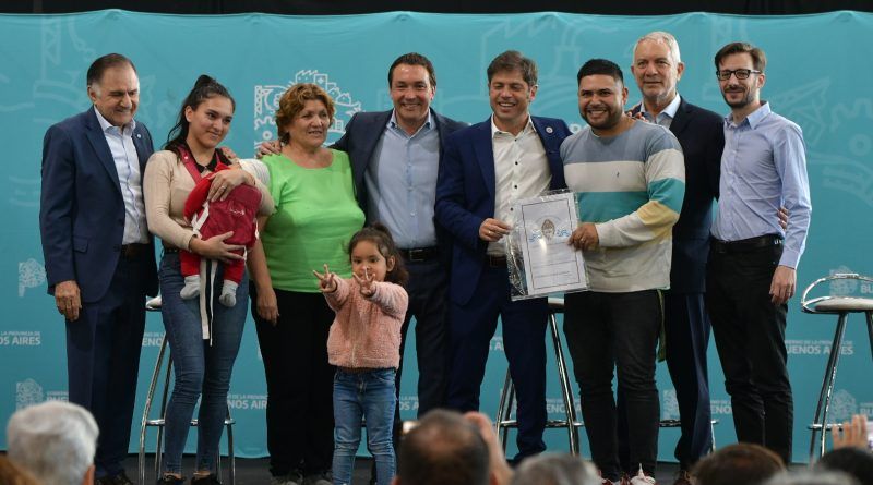 Kicillof entregó 559 escrituras a familias de Florencio Varela