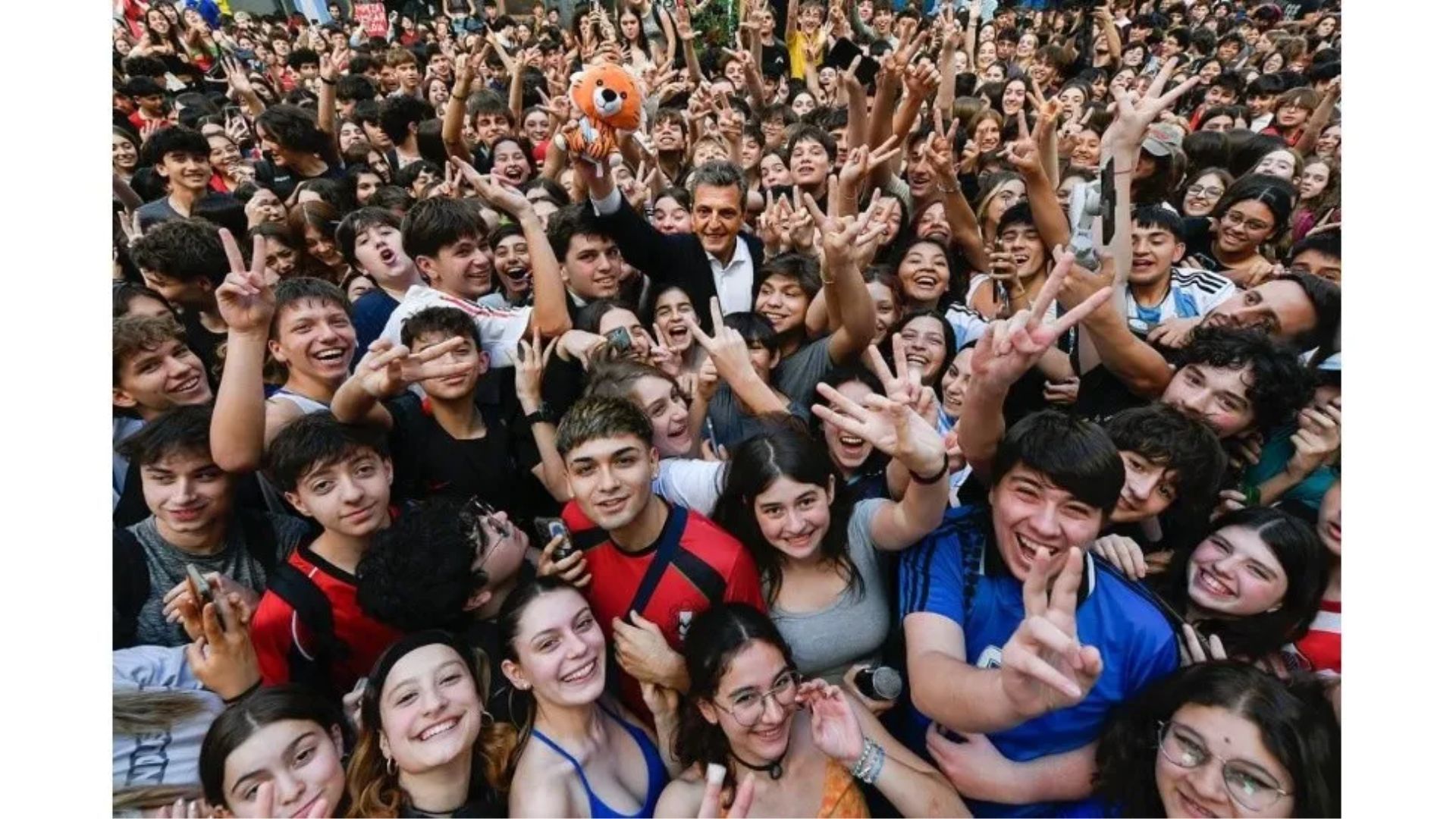 El actual ministro de Economía y candidato de UxP cerró con un encuentro con estudiantes de la Escuela Superior de Comercio “Carlos Pellegrini” de CABA.