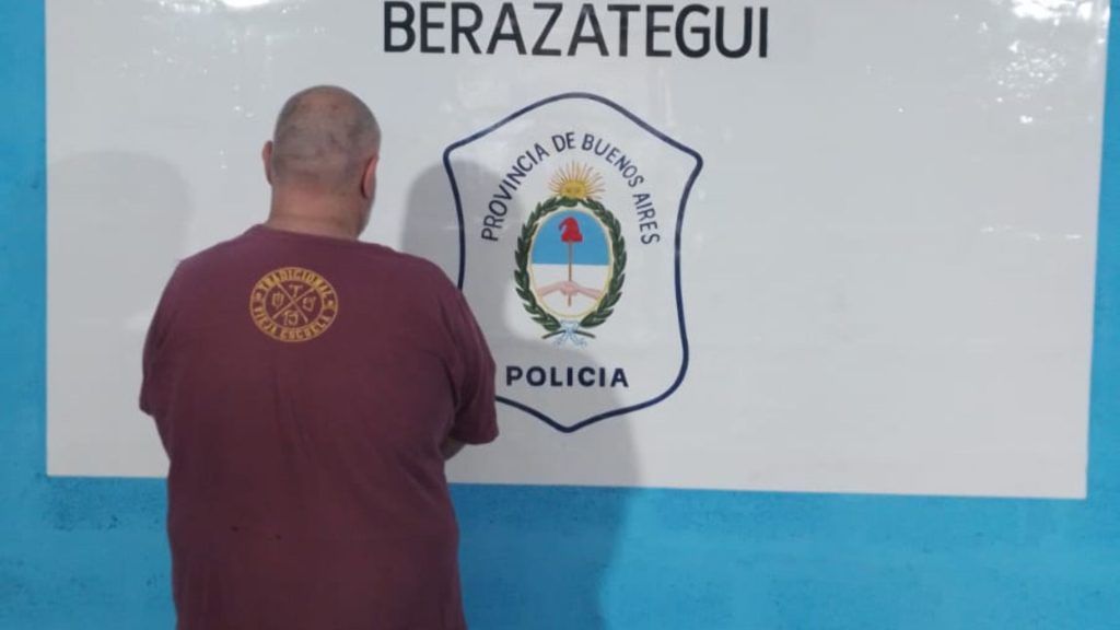 Detienen a un hombre acusado de vender drogas a metros de una escuela