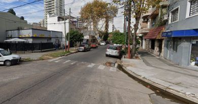 Un policía federal retirado fue baleado al tratar de evitar un asalto en la puerta de su casa, en Lanús, informaron hoy fuentes policiales y judiciales.