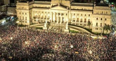 Cacerolazo en la del Plaza Congreso y el conurbano contra el "decretazo" de Javier de Milei