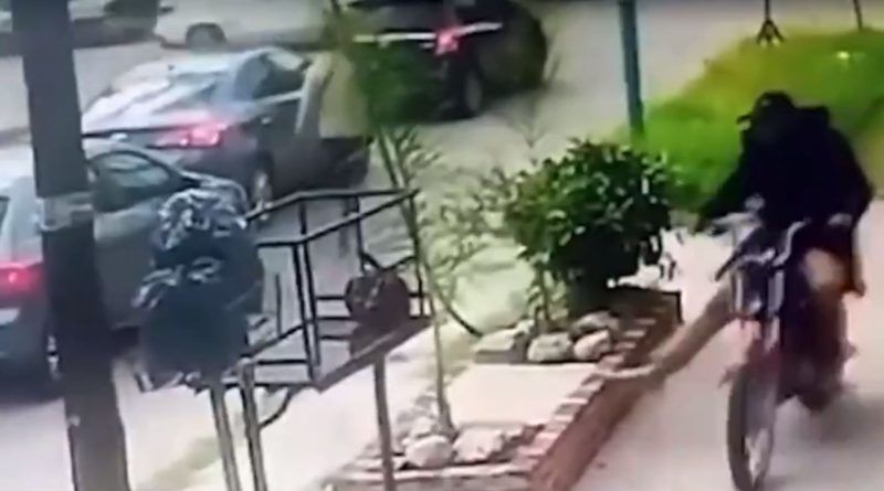 Motochorro murió baleado por un policía al que quiso asaltar en Bernal Oeste