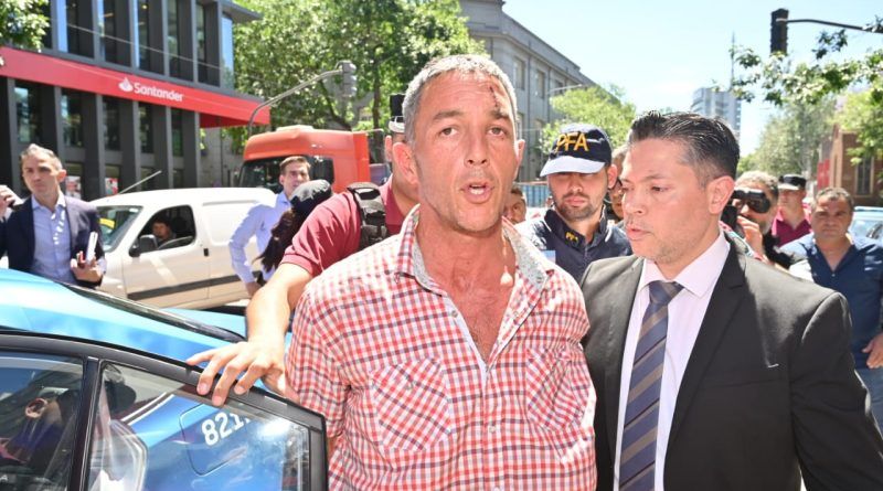 Detuvieron al hombre que le arrojó un botellazo al presidente Jaiver Milei