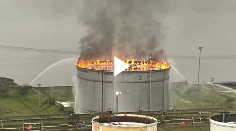 Un rayo provocó el incendio del techo de un tanque de petróleo crudo en una destilería de Dock Sud