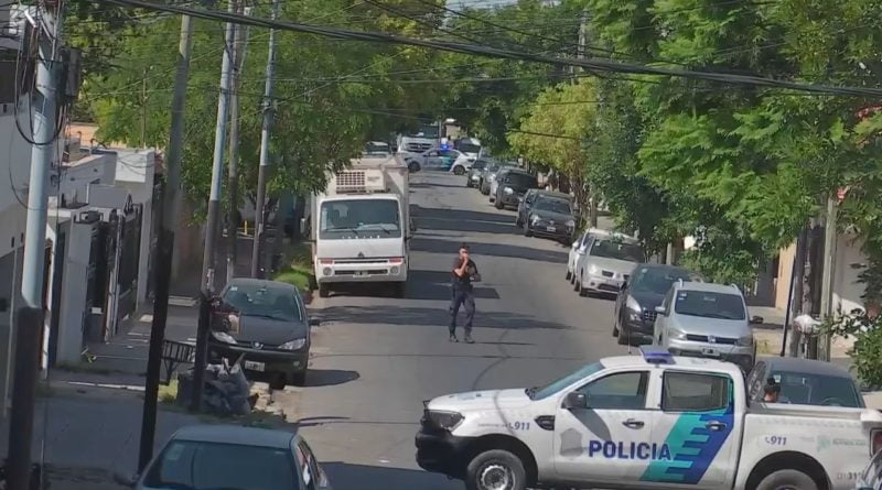 Un odontólogo se atrincheró a los tiros en su casa de Lanús y se suicidó