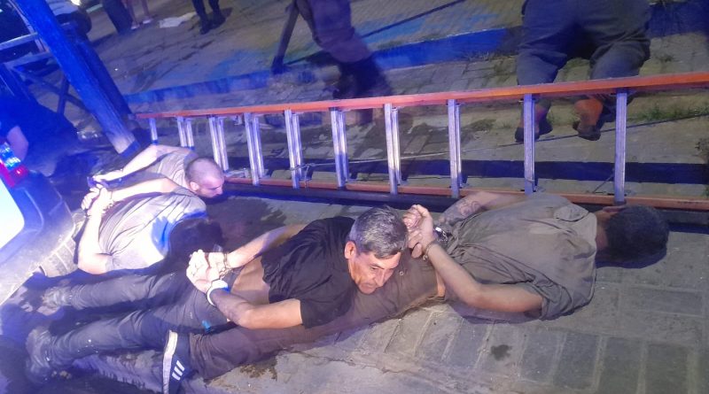 Berazategui | Cinco detenidos por intentar robar cables en una alcantarilla