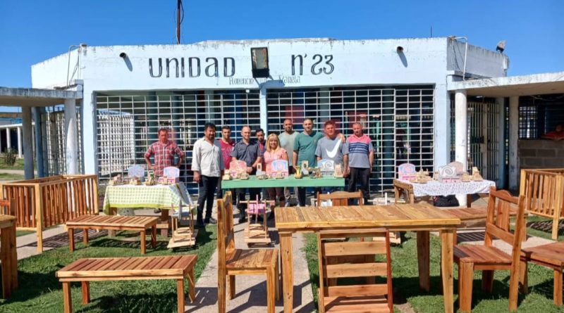 Internos de la unidad 23 donaron muebles al Club de Madres "RENACER"