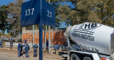 Carlos Balor recorrió las obras de renovación de veredas en el barrio 2 de Octubre