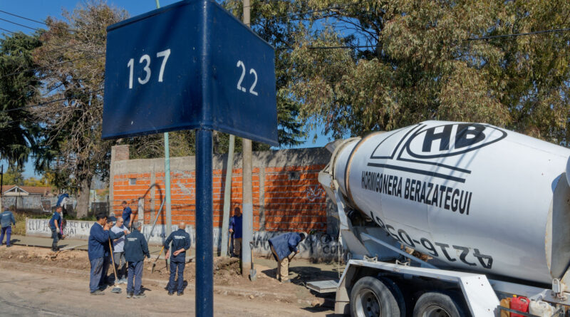 Carlos Balor recorrió las obras de renovación de veredas en el barrio 2 de Octubre