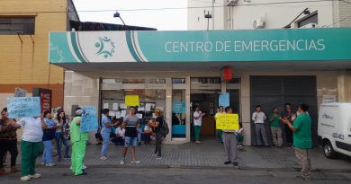 Trabajadores del Sanatorio Bernal protestan por atrasos salariales