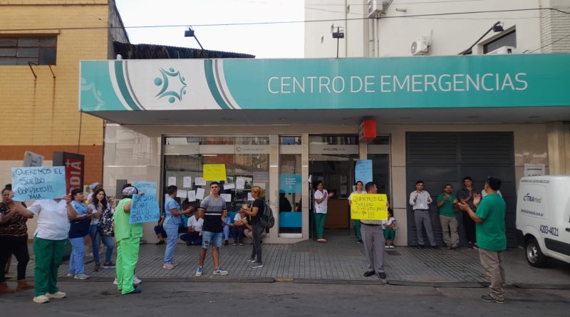 Trabajadores del Sanatorio Bernal protestan por atrasos salariales