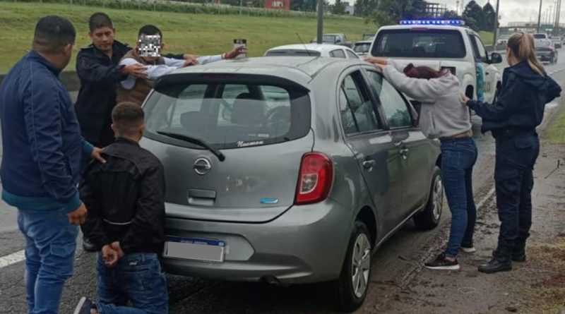Berazategui | Circulaban en un auto robado e intentaban abrir vehículos en un estacionamiento