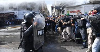 Incidentes, represión y detenidos durante una protesta en el Obelisco
