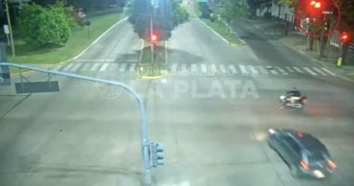 tiktoker cruzó en rojo a toda velocidad, atropelló y mató a un motociclista