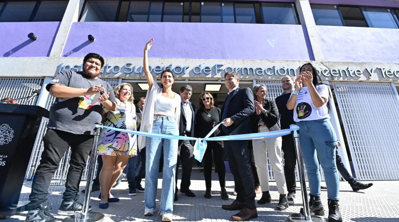 Kicillof inauguró el nuevo edificio del Instituto Superior de Formación Docente y Técnica N°83