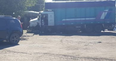 Ruta 2 | Camión se cruzó de carril, embistió 4 autos y se incrustó en una parrilla: hay un fallecido