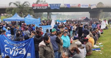 Organizaciones sociales protestaron contra el gobierno en el Cruce Varela