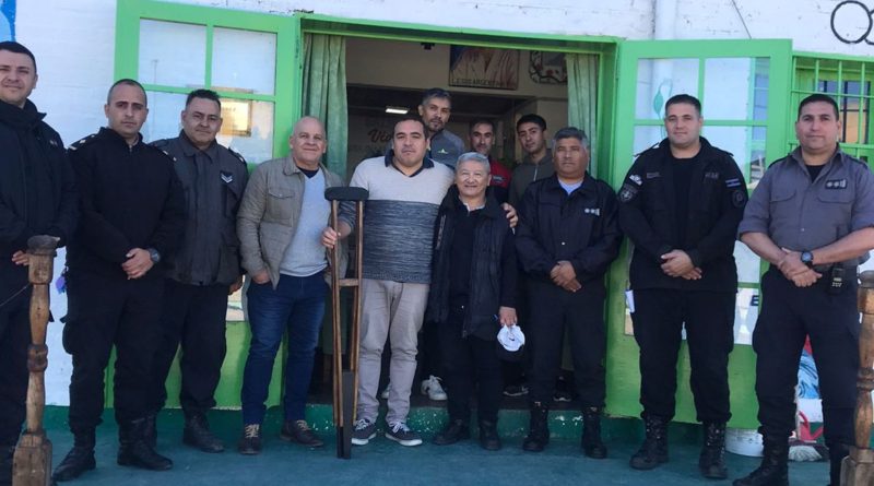 Desde una cárcel de Florencio Varela confeccionaron muletas para un hombre y una adolescente