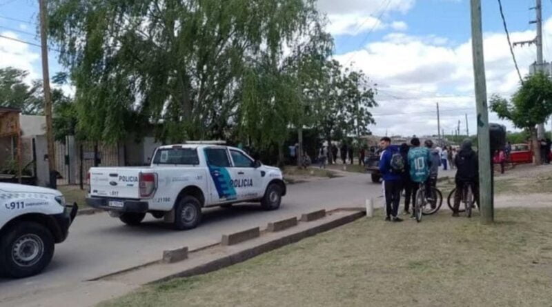 Detuvieron a una mujer acusada de matar a su marido: un médico de la Policía murió mientras trabaja en la escena