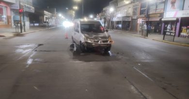 Motociclista alcoholizado colisionó contra un auto en el centro de Berazategui