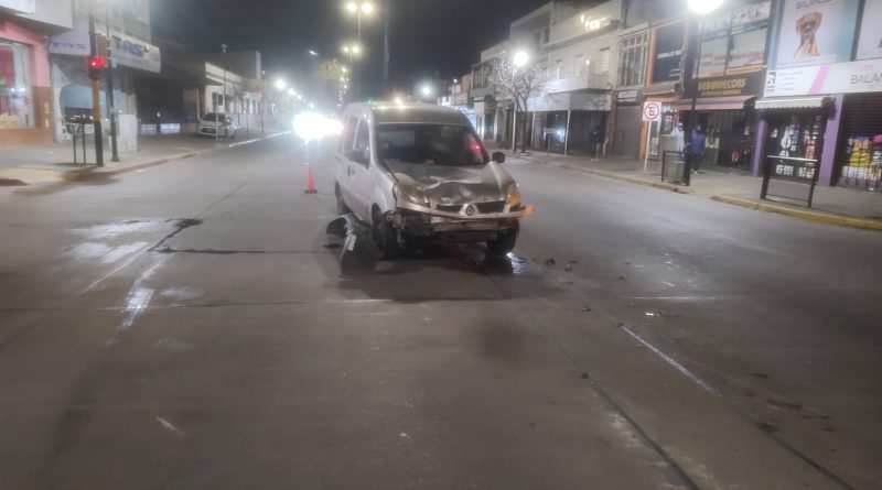 Motociclista alcoholizado colisionó contra un auto en el centro de Berazategui