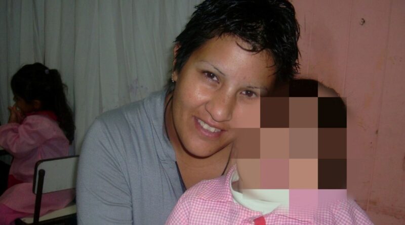 Carina Andrea Flores (44)