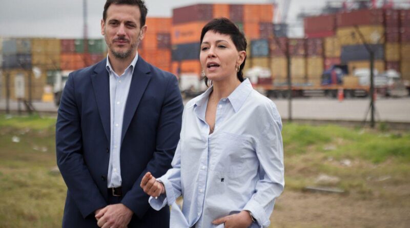 Julián Álvarez y Mayra Mendoza