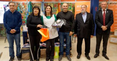 Escuelas Primarias públicas de Berazategui recibieron kits escolares