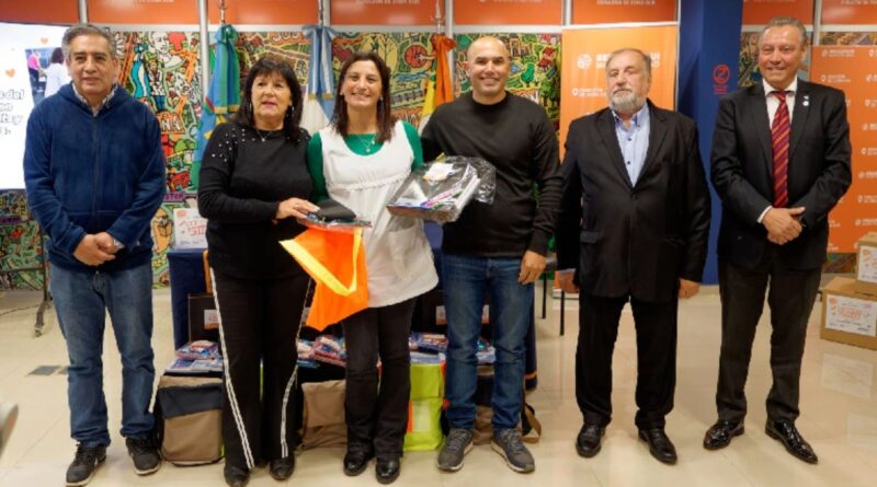 Escuelas Primarias públicas de Berazategui recibieron kits escolares