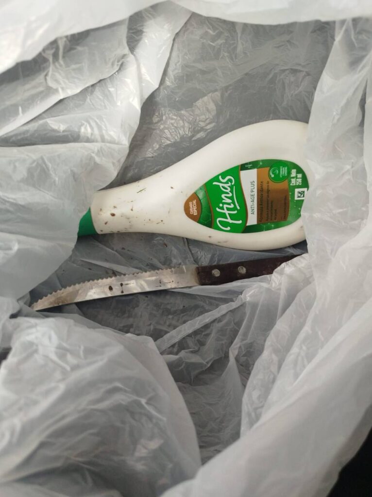 El cuchillo secuestrado en el lugar de la detención 