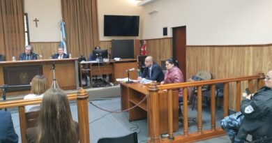 La habían condenado por matar a su padre, pero en un nuevo juicio la justicia la absolvió